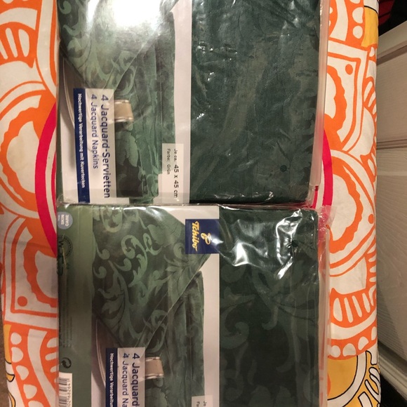 New 2 sets of 4 GREEN CLOTH  NAPKINS 8 TOTAL. - Picture 1 of 3